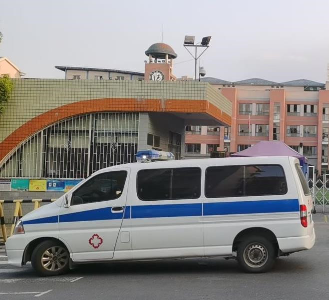 白马井镇救护车出租护送骨折病人一公里多少钱